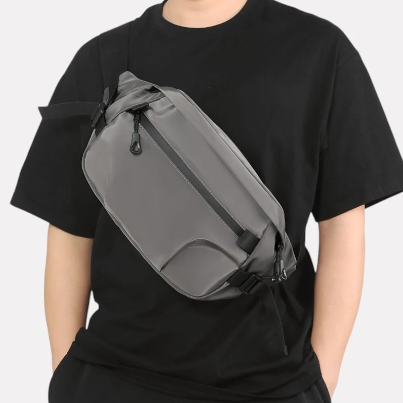 grand sac banane homme gris clair porté en bandoulière