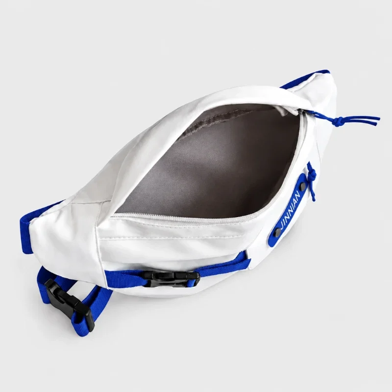 Sac banane techwear en nylon blanc ouvert vu de dessus sur son compartiment principal à doublure grise