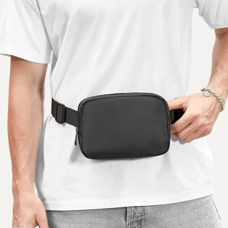 mini sac banane homme porté à la taille