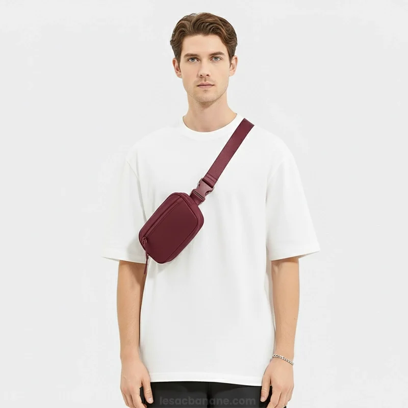 petit sac banane homme bordeaux lie de vin porté en bandoulière