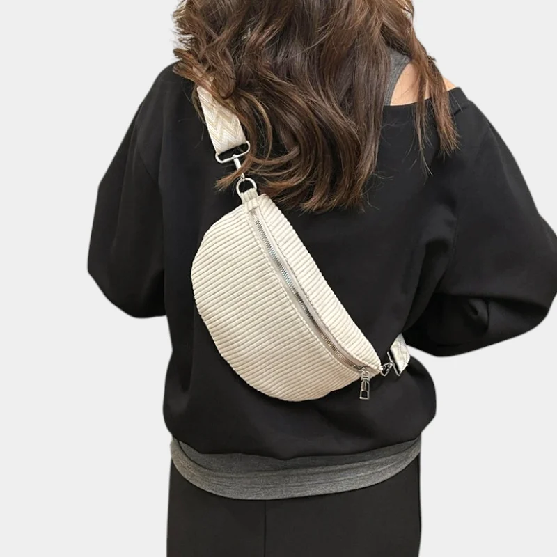 Petit Sac Banane Velours Côtelé Bandoulière Femme en velours blanc porté dans le dos