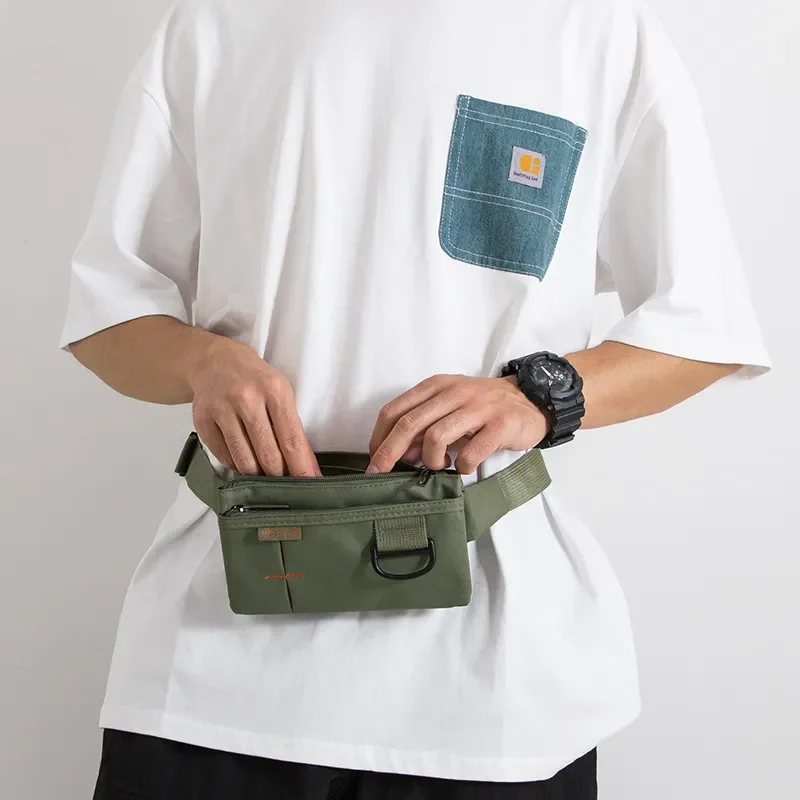 petit sac banane vert kaki porté à la taille par un homme