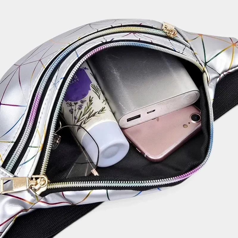Sac banane en cuir argenté ouvert vu de dessus, révélant une batterie externe et un smartphone