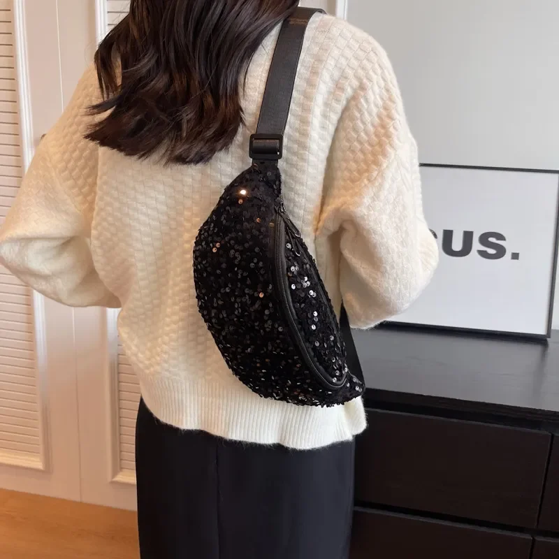 sac banana sequins noirs porté sur l'épaule par une femme