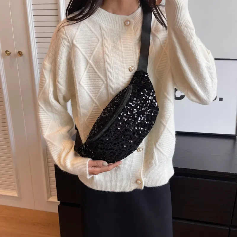 sac banana sequins noirs porté en bandoulière par une femme