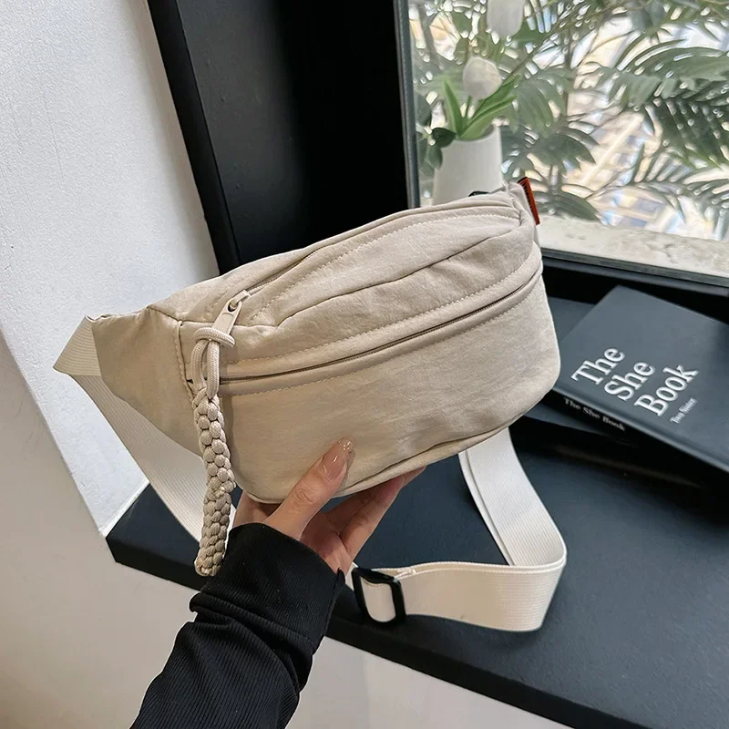 sac banane beige avec des tirettes tressées en scoubidous