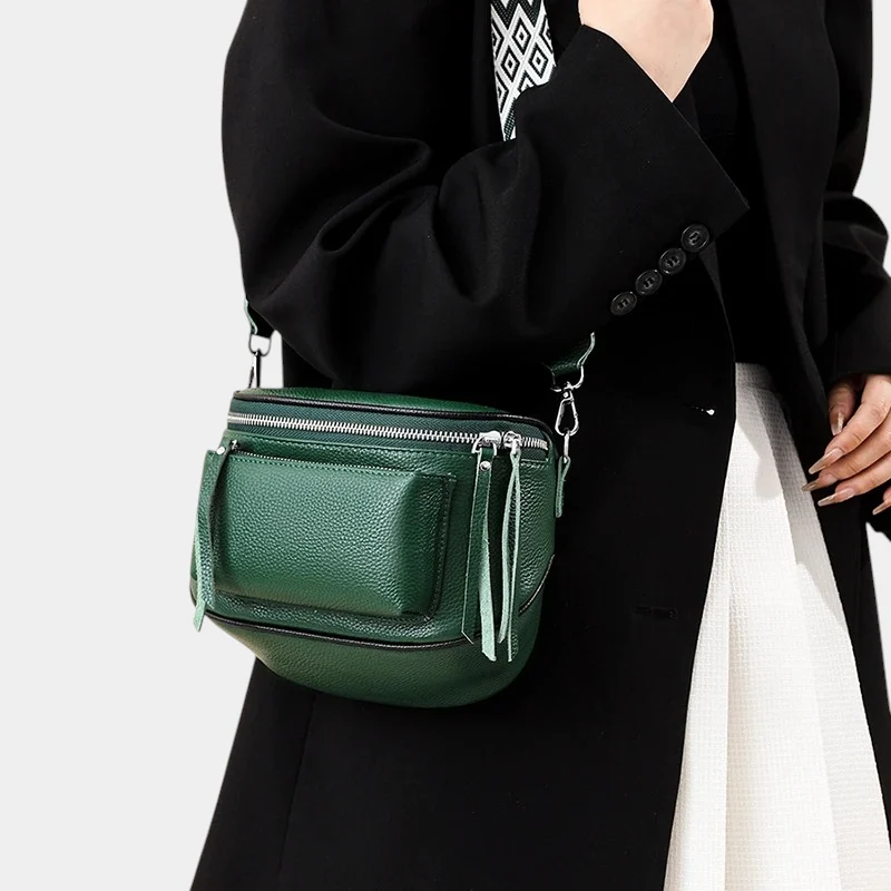 Sac Banane Bandoulière Femme Cuir Chic Poche Avant de couleur verte porté sur l'épaule avec une poche avant