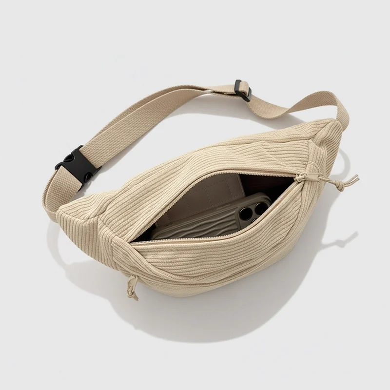 sac banane beige velours grande poche ouverte avec un iphone à l'intérieur
