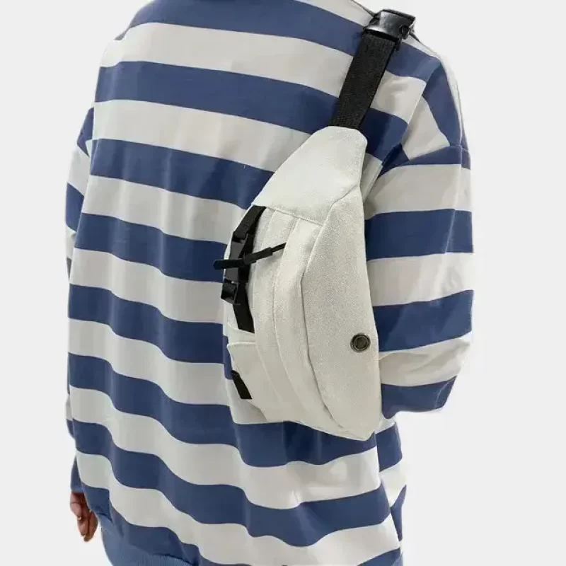 sac banane blanc homme sur l'épaule