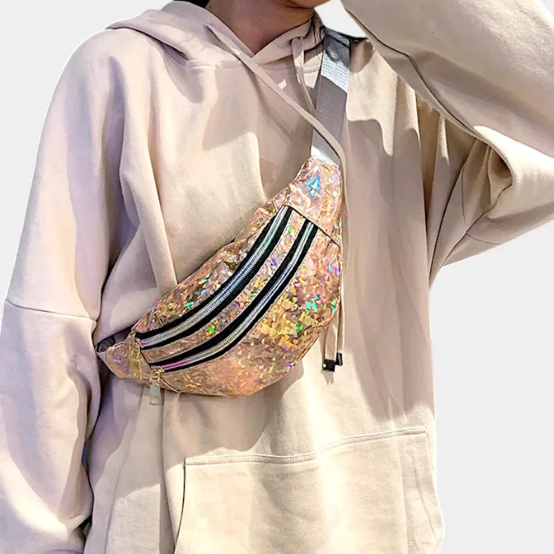 sac banane brillant doré porté en bandoulière par une femme