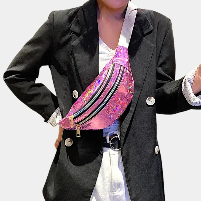 sac banane brillant violet pâle porté en bandoulière par une femme