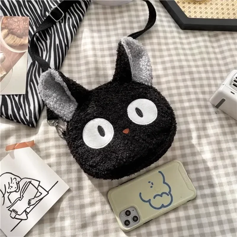 sac banane chat posé à côté d'un smartphone iphone