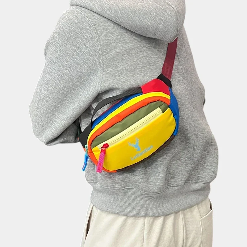 Petit sac banane nylon multicolore porté en bandoulière croisée, au style streetwear festif