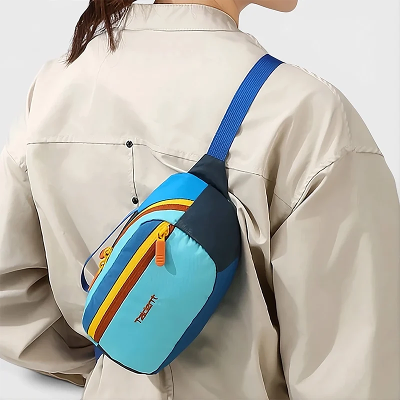 Sac banane colorblock multicolore en nylon porté dans le dos par une femme, vue de dos au style casual-chic