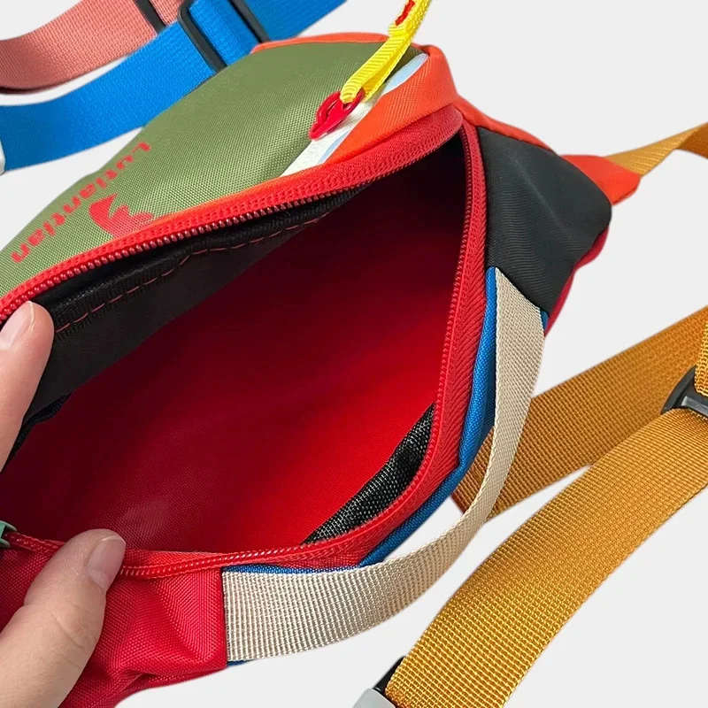 Petit sac banane nylon multicolore, poche principale ouverte révélant une doublure intérieure rouge contrastante