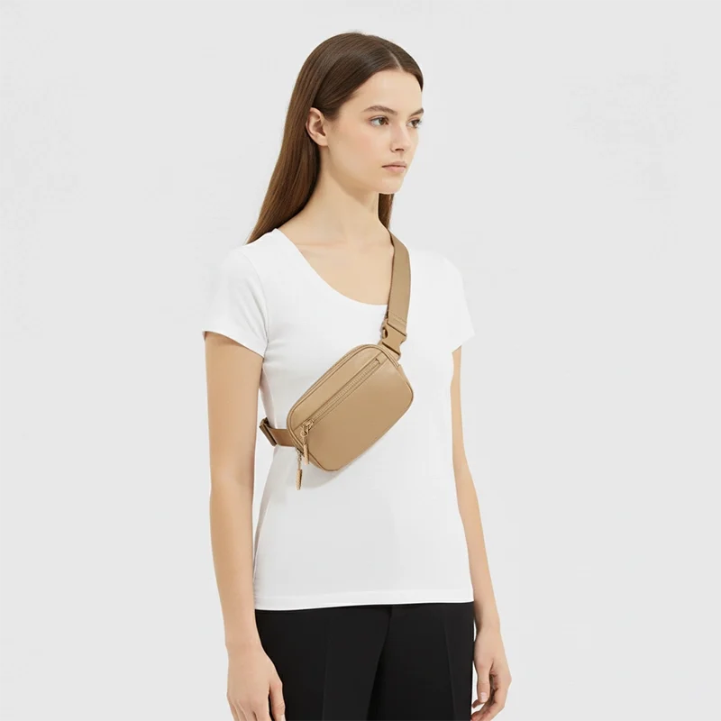 sac banane couleur or porté en bandoulière par une femme