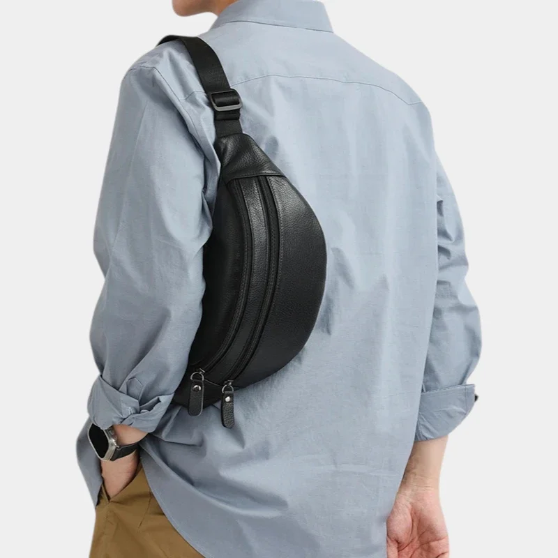 Sac banane en cuir grainé noir porté en bandoulière dans le dos par un homme, vue de dos