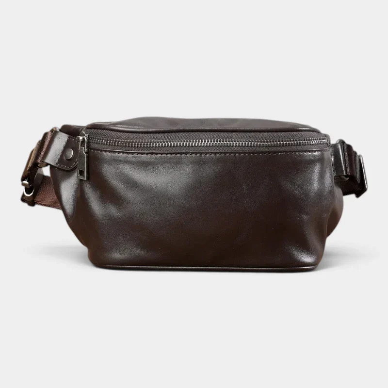 Sac banane en cuir marron posé de face, avec fermeture éclair en métal sur le dessus