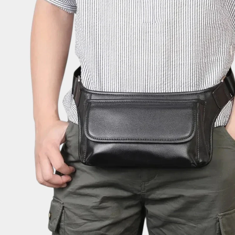 Sac banane cuir motard noir porté à la taille par un homme, vue rapprochée de face
