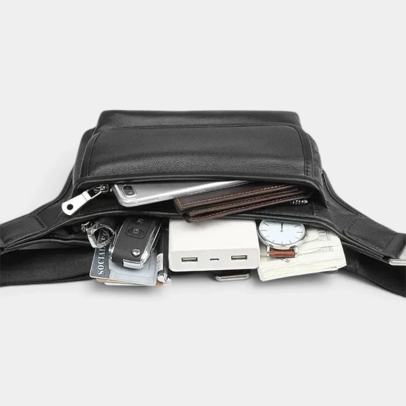 Sac banane cuir motard noir avec poche ouverte laissant apparaître plusieurs essentiels du quotidien