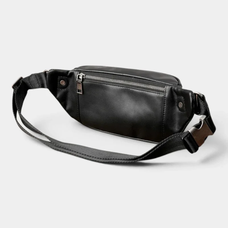 Sac banane cuir noir posé de dos, avec sangle réglable et fermeture éclair métallique