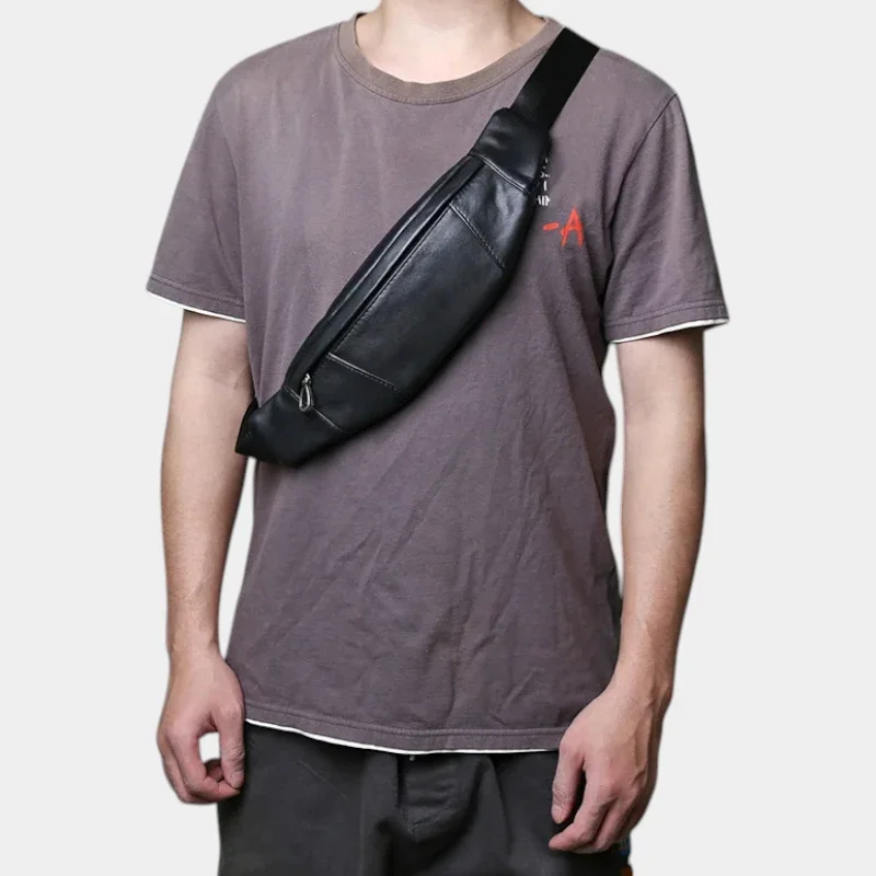 Petit sac banane cuir noir porté en bandoulière par un homme de face