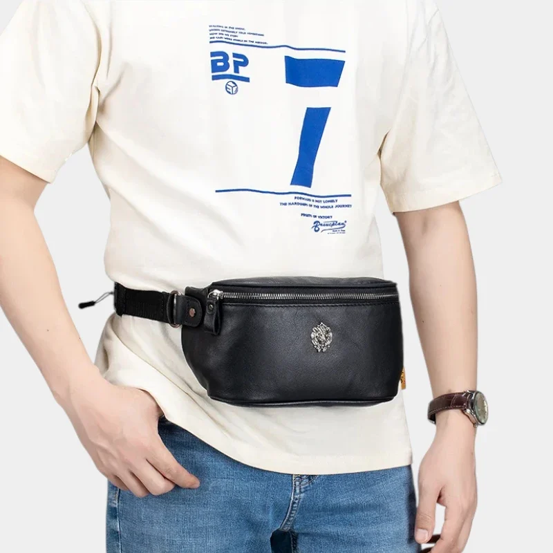 Sac banane en cuir noir porté à la taille par un homme vu de face avec emblème tête de lion
