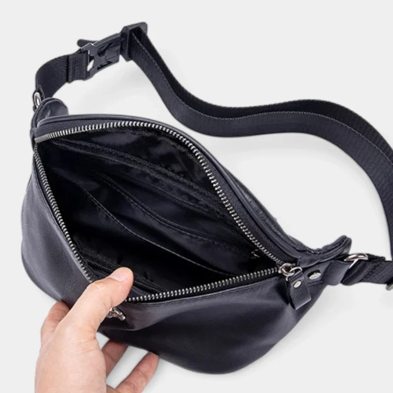 Sac banane en cuir noir ouvert de dessus avec poche zippée intérieure et séparation centrale