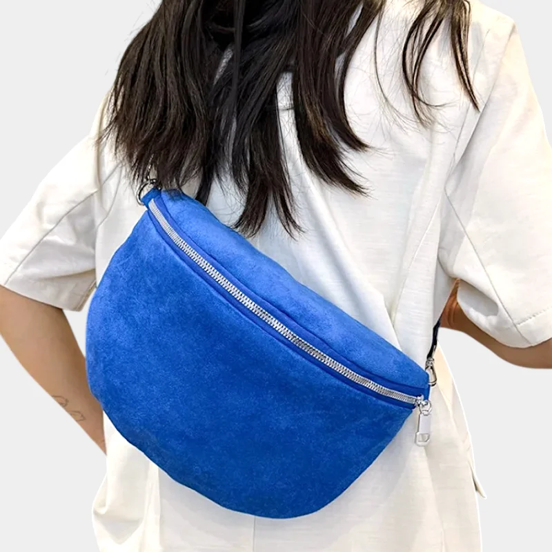Sac Banane Femme Daim en daim bleu électrique porté en bandoulière sur l'épaule