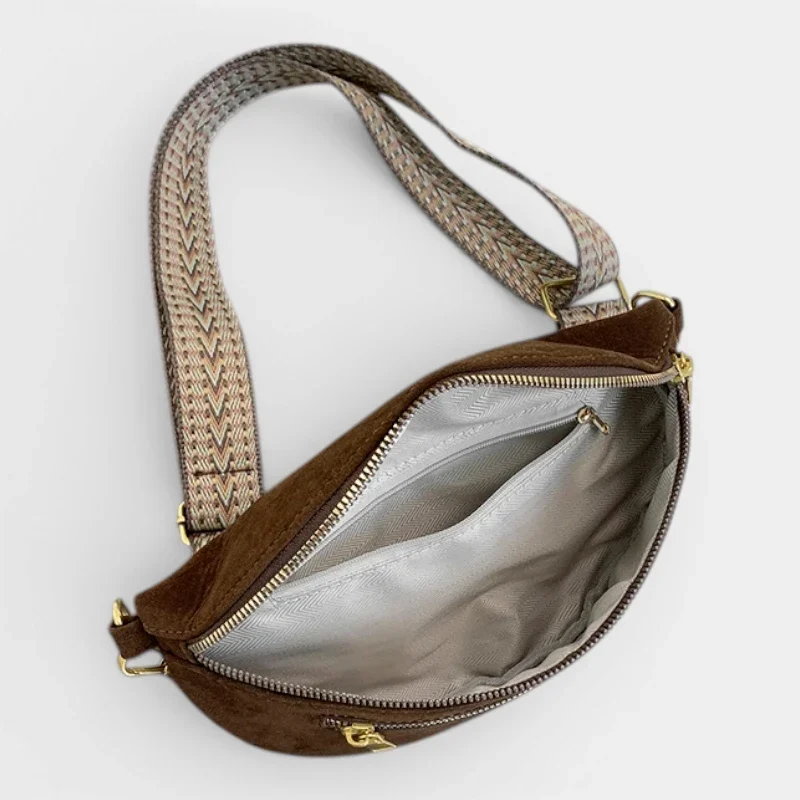 Sac banane marron en simili cuir daim vu de dessus poche principale ouverte, sangle à motif chevron