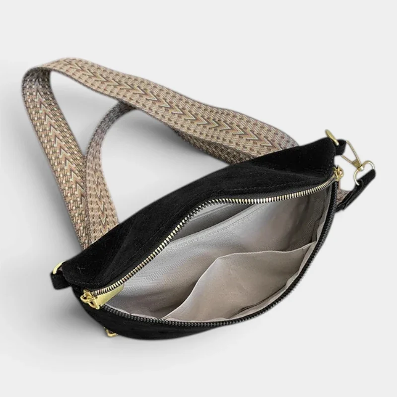 Sac banane noir en simili cuir vu de dessus, poche principale ouverte doublure à motif chevron