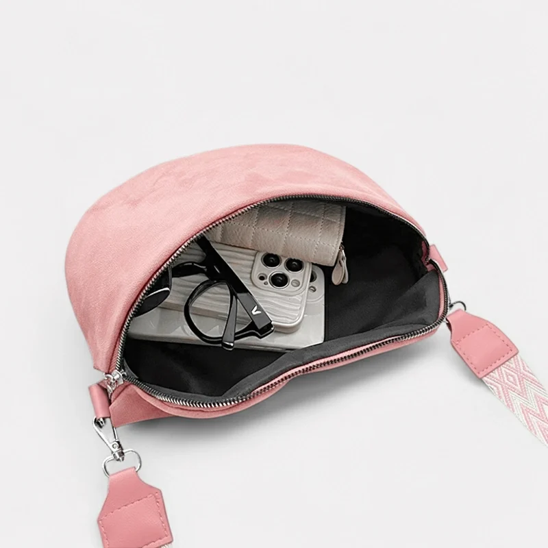 Sac Banane Femme Daim en rose avec grande poche ouverte montrant des lunettes et un téléphone à l'intérieur