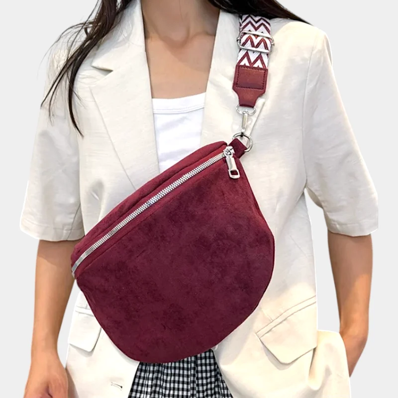 Sac Banane Femme Daim de couleur lie de vin avec bandoulière porté sur un haut clair