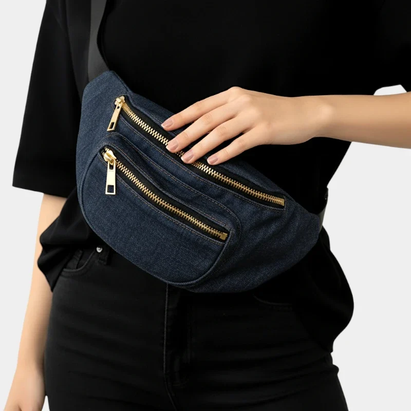sac banane denim en jean brut détail avec une main dessus