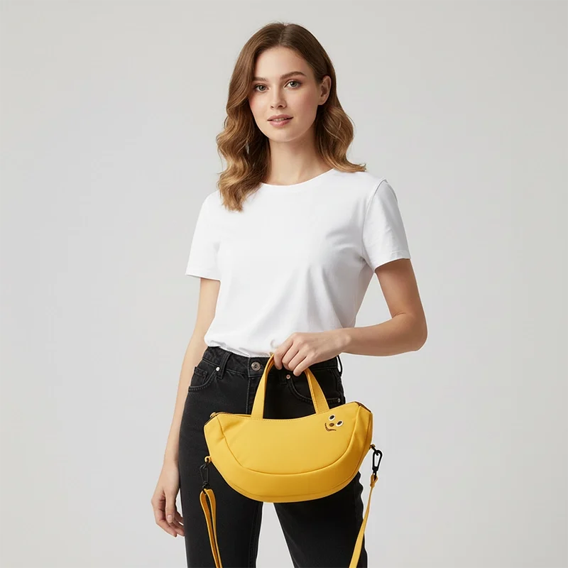 sac banane en forme de banane porté par la anse par une femme