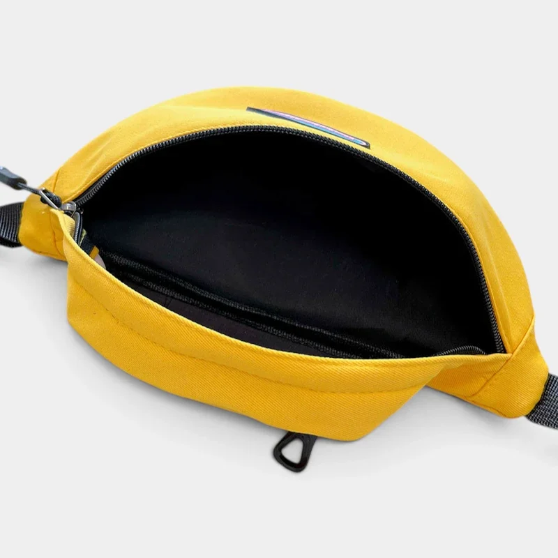 Sac banane enfant en toile de nylon jaune ouvert vu de dessus avec sa poche principale doublée de noir