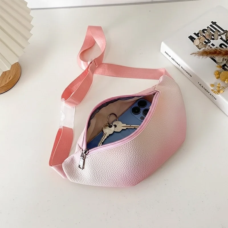 sac banane enfant fille rose ouvert avec un smrtphone iphone et des clés dedans