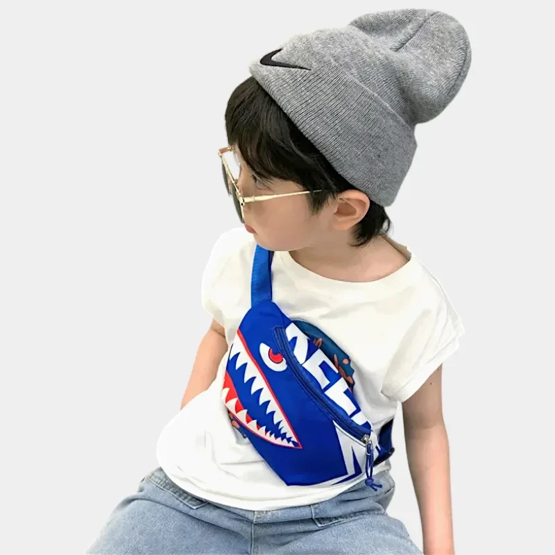 sac banane enfant garçon bleu vif requin porté en bandoulière par un enfant de 10 ans