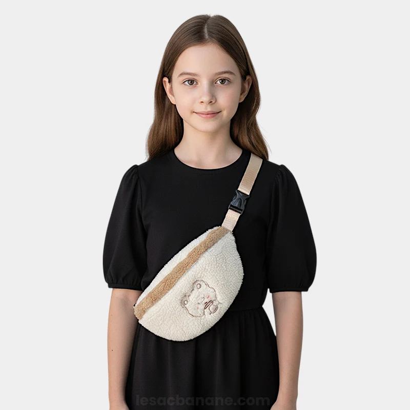 sac banane enfant moumoute beige porté en bandoulière par une fille de 10 ans