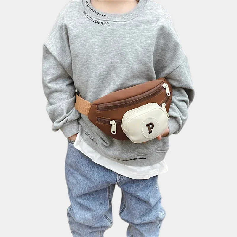 Sac banane enfant marron à poche avant crème porté à la taille par un enfant de face