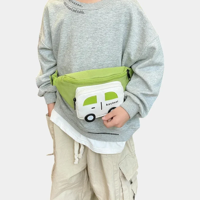 Sac banane enfant vert kaki à poche blanche porté à la taille sur le devant d'un enfant