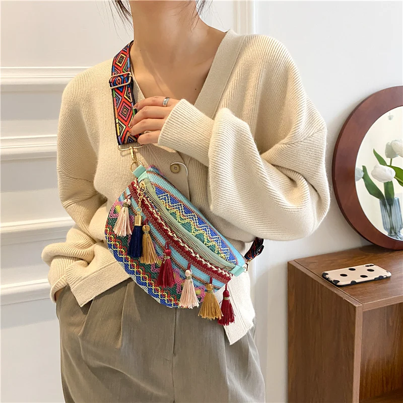 sac banane ethnique bleu porté en bandoulière par une femme