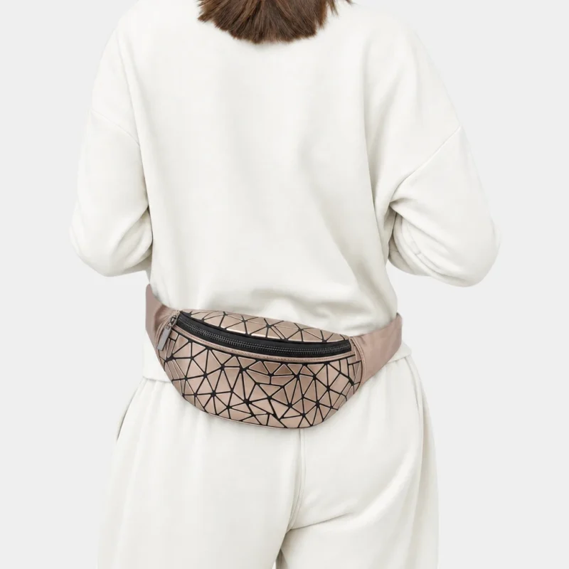 Sac banane facettes géométriques doré métallique porté dans le dos par une femme au style sport-chic décontracté