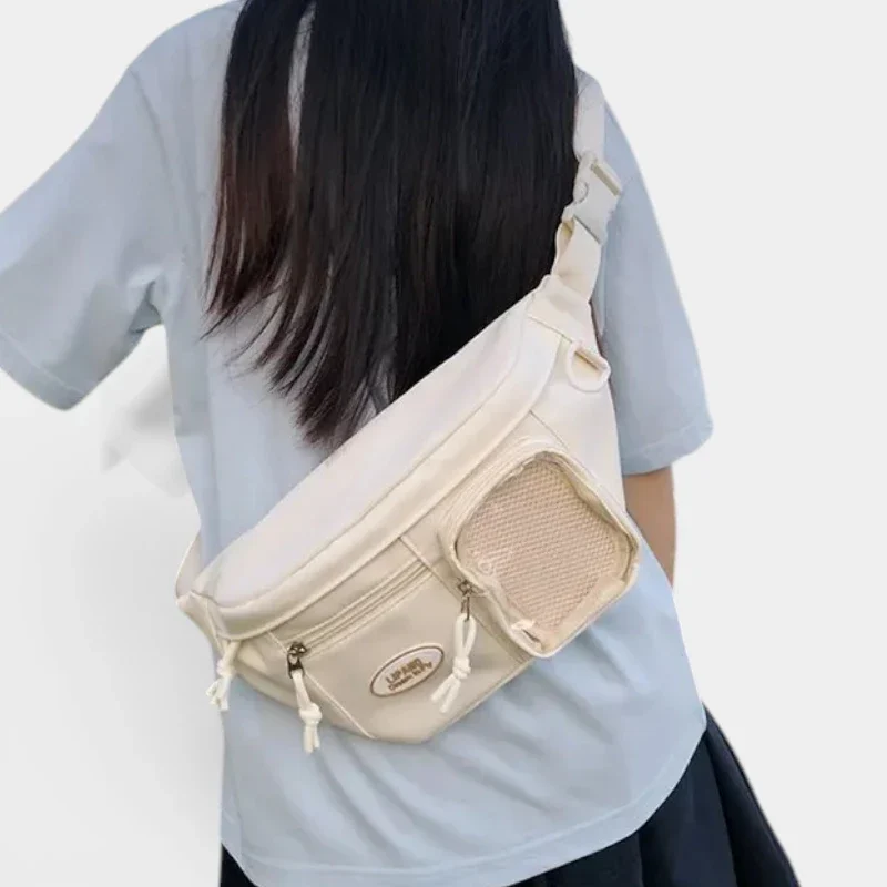 Sac banane femme en nylon beige porté en bandoulière dans le dos par une femme au style casual-chic