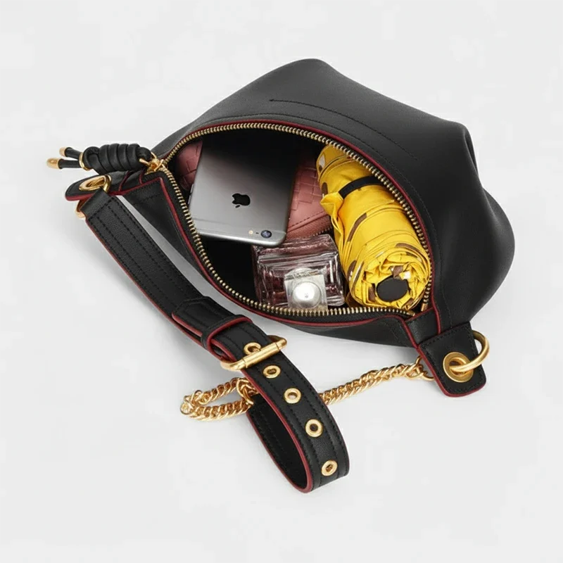 Sac Banane Femme Chic en Cuir Noir ouvert avec un téléphone et d'autres objets à l'intérieur