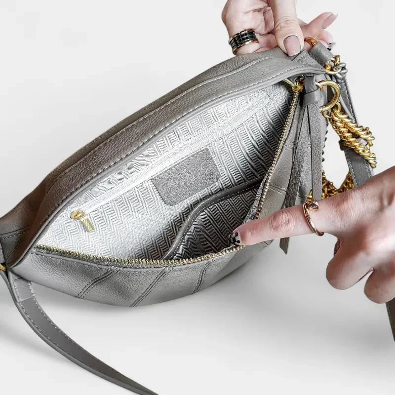 Sac Banane Femme Cuir Chaîne Dorée en cuir gris ouvert avec poche zippée à l'intérieur et compartiment
