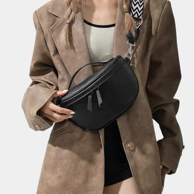 Sac Banane Femme Cuir Chic Bandoulière noir grainé porté sur l'épaule avec une lanière