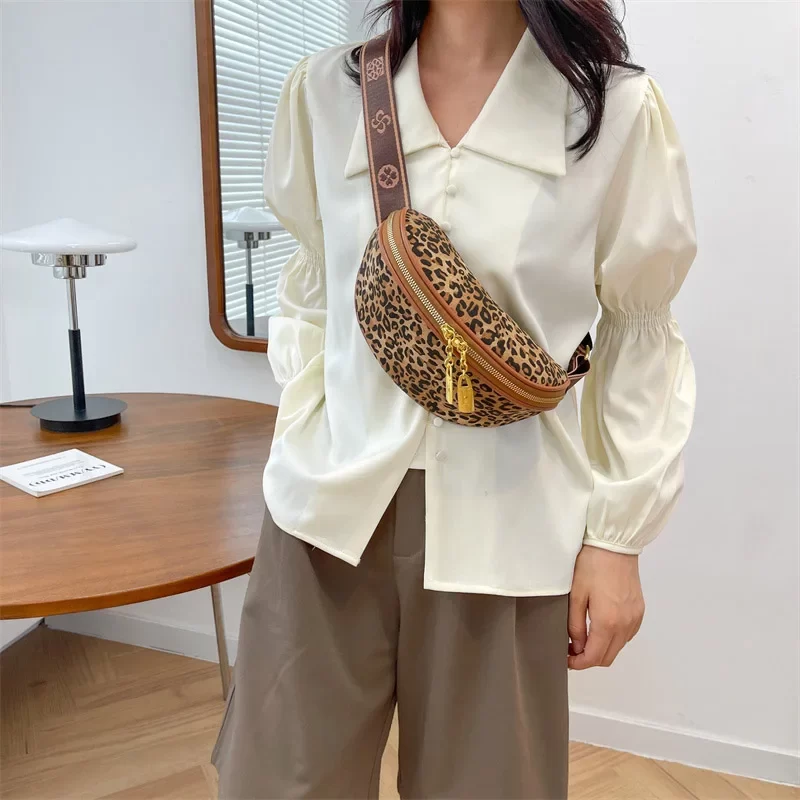 sac banane femme leopard porté en bandoulière