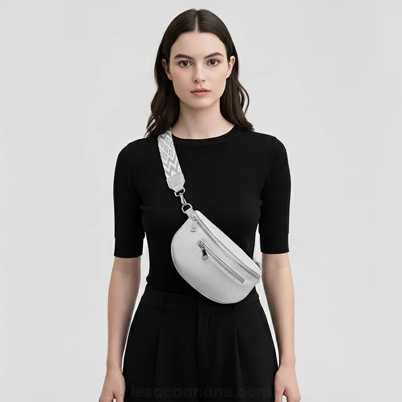 Sac Banane Femme Simili Cuir Argenté porté en bandoulière avec une lanière grise