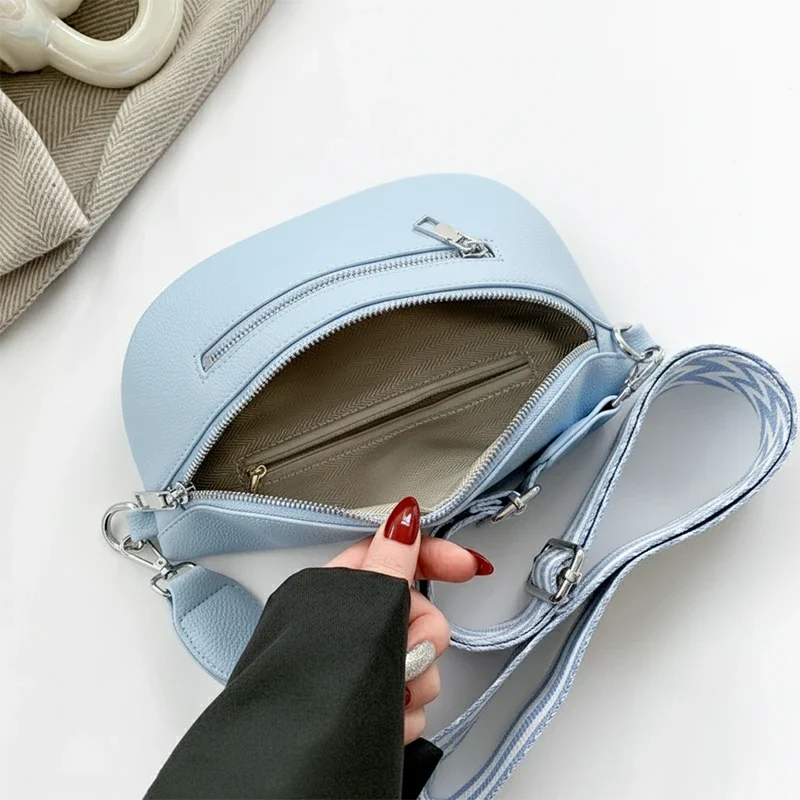 Sac Banane Femme Simili Cuir Bleu Ciel ouvert avec une main tenant la bandoulière et intérieur clair au design moderne